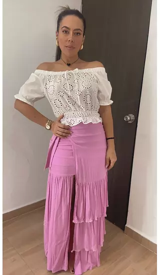 Falda Larga Rosada – Elegancia Y Fluidez
