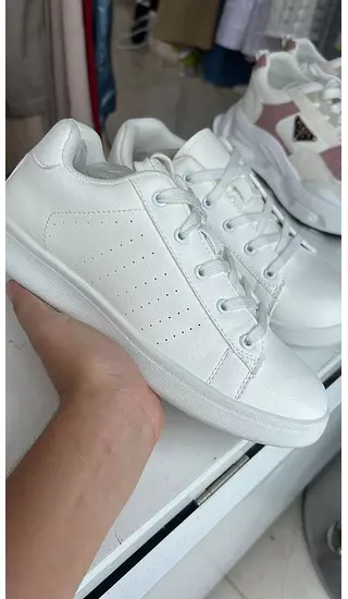 Zapatos Clásicos Blancos – Elegancia Y Versatilidad