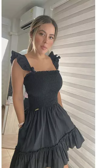 Vestido Corto Negro – Elegancia Atemporal