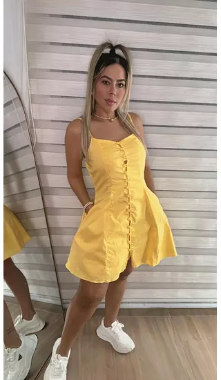Vestido Amarillo – Elegancia Y Estilo Dulce