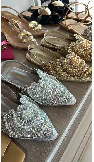 Sandalia Con Pedrería – Brillo Y Confort