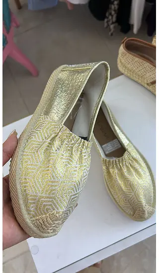 Zapato Dorado – Elegancia Y Brillo