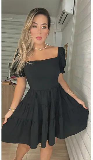 Vestido Negro – Elegancia Clásica Y Versatilidad