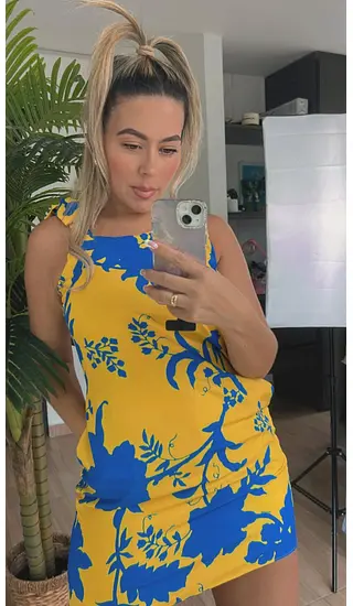 Vestido Amarillo Y Azul – Contraste Vibrante