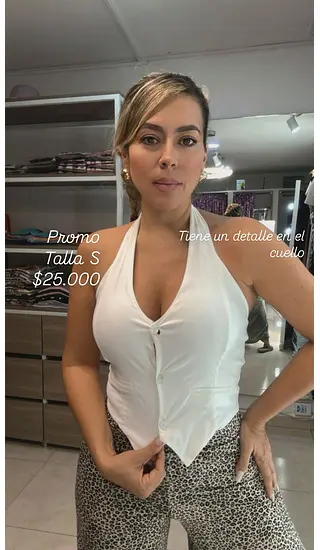 Blusa Escotada Blanca Corta Elegante