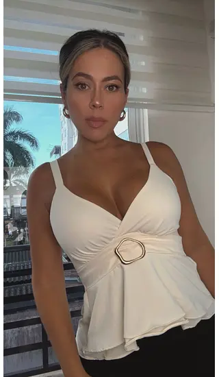 Blusa Marfil De Tiras Con Un Herraje Elegante Al Frente, Que