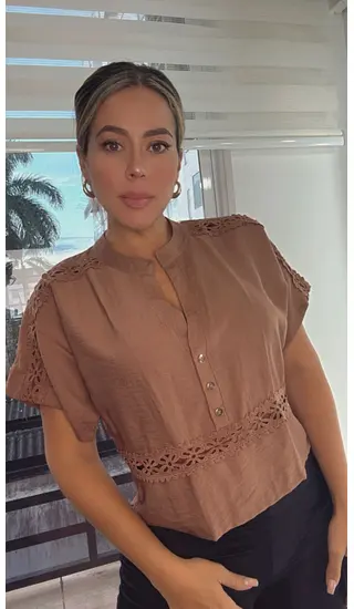 Blusa Cafe Camisera Con Encaje
