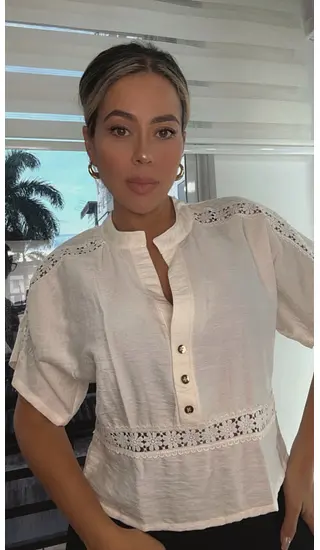 Blusa Camisera Con Detalles De Encaje