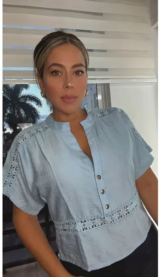 Blusa Camisera Con Detalles De Encaje