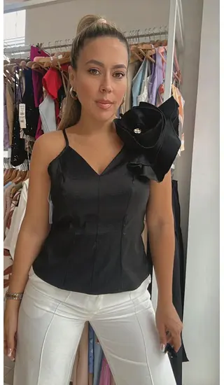 Blusa Negra Flor | Estilo Y Elegancia