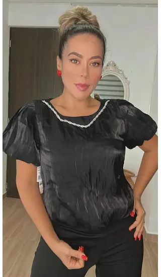 Blusa Negra | Elegancia Y Estilo