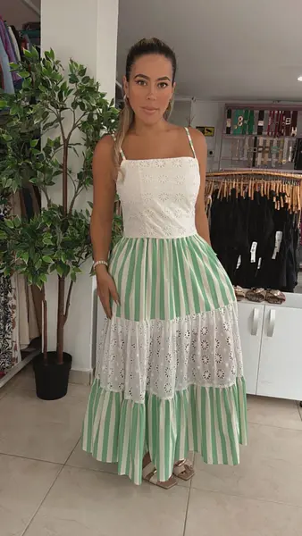 Vestido Largo Verde-Encaje Y Rayas – Estilo Romántico