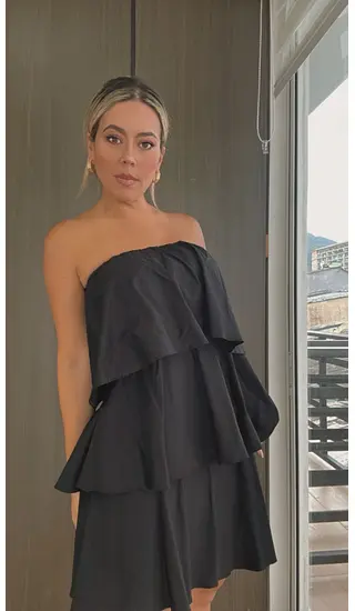 Vestido Corto Negro Capas