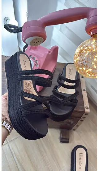 Plataformas Negras Con Correa: Elegancia Y Estilo