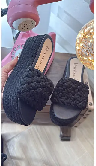 Plataformas Negras Trenzadas: Estilo Artesanal