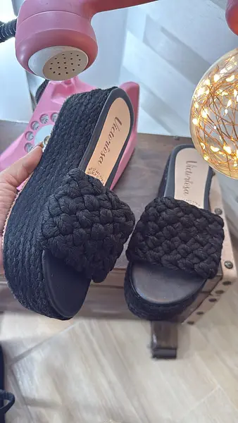 "Plataformas Negras Trenzadas: Estilo Artesanal