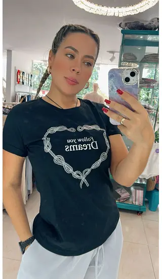 Camiseta Negra De Algodón: Básico Esencial Con Estilo Y Como