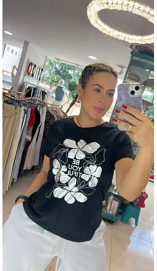 Camiseta Negra De Algodón: Básico Esencial Con Estilo