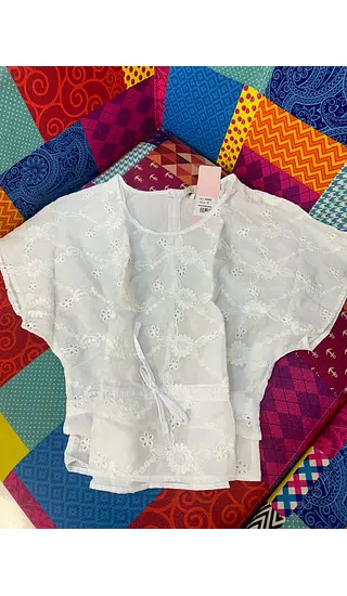 Blusa Blanca Bordada Manga Ancha – Prenda Fresca Y Elegante