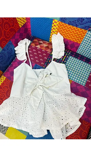 Blusa Blanca Broderie Con Lazo Frontal Y Volantes – Femenina