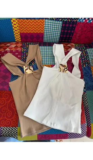 Camisa Stretch Blanca Con Herraje Dorado Y Tiras Cruzadas Fr
