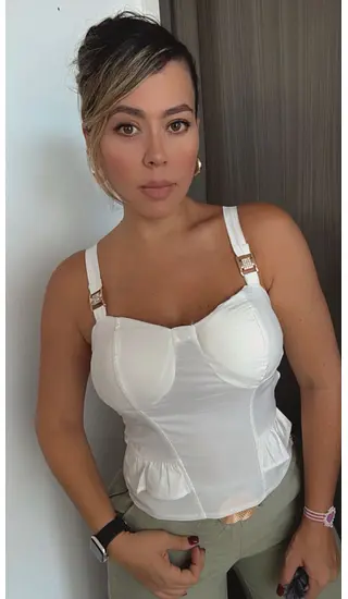 Blusa Blanca Entallada Con Tiras Y Herrajes – Detalles Con P