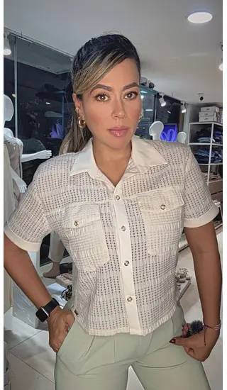 Camisa Cuello Clásico Con Textura Y Botones – Tela Fresca