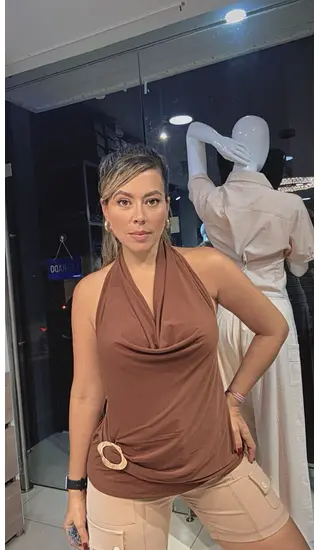 Camisa Cuello Babero Camel Con Herraje Dorado