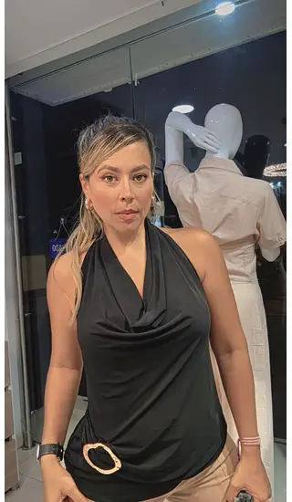 Camisa Cuello Babero Negra Con Herraje Dorado