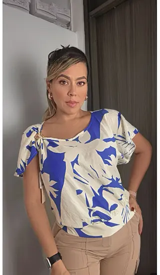 Blusa Estampada Suelta Con Herraje En El Hombro – Detalles A
