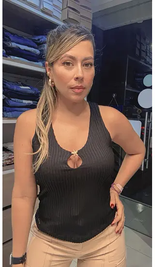 Camisa Con Relieve En Negro Con Cuello Lágrima Y Detalle