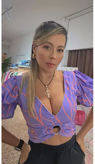 Camisa Morado Vibrante Con Detalles Rosados – Escote En V