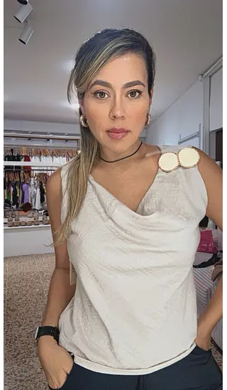 Blusa Beige Elegante Con Escote Drapeado Y Doble Herraje Dec