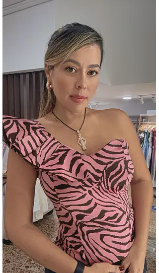 Blusa Animal Print Rosada Con Café De Un Solo Hombro Con Bol