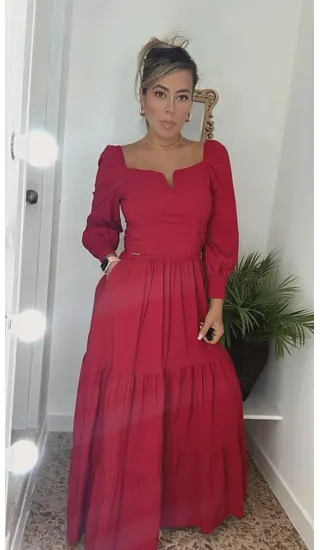 Vestido Largo Rojo Con Escote Recto, Detalle Central Y Manga