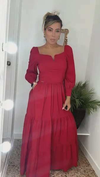 Vestido Largo Rojo Con Escote Recto, Detalle Central Y Manga