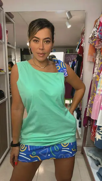 Vestido Corto Con Estampado En Ruedo Y Tira Del Hombro Derec