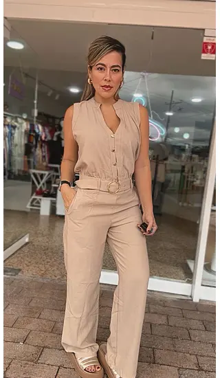 Enterizo Camel Sofisticado Y Cinturón Metálico