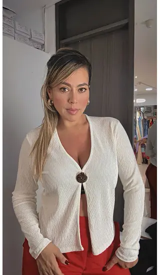 Saco Blanco Texturizado Con Broche Decorativo