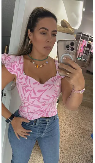 Camisa Entallada Rosa Pastel Con Estampado Floral Fucsia