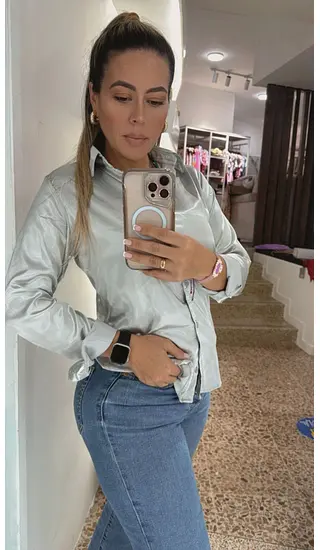 Camisa Satinada Plateada Para Mujer Con Cuello Clásico Y Bot
