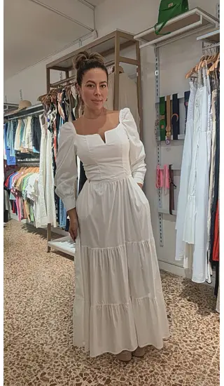 Vestido Blanco Estilo Época Con Mangas Puff Y Escote Recto