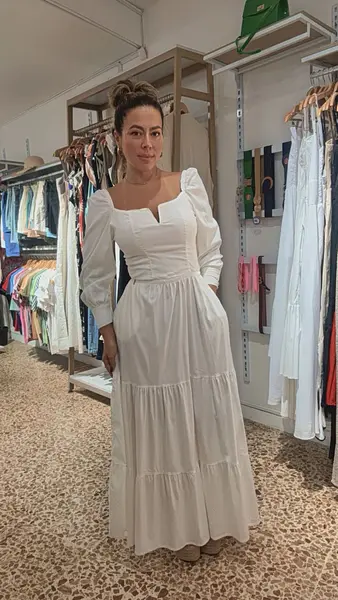 Vestido Blanco Estilo Época Con Mangas Puff Y Escote Recto