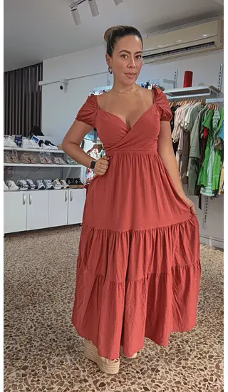 Vestido Terracota Elegante Con Mangas Globo Y Detalle Cruzad