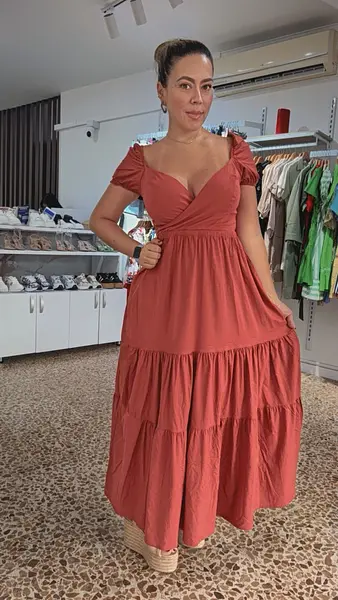 Vestido Terracota Elegante Con Mangas Globo Y Detalle Cruzad