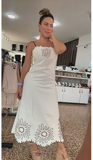 Vestido Blanco Midi Elegante Con Bordados Y Bordes Curvos