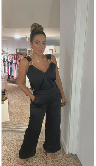 Enterizo Negro En Satín Con Herrajes Dorados Elegante