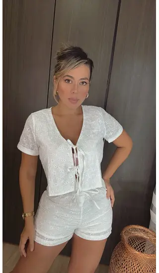 Set Blanco Corto De Blusa Y Short En Hojalillo Muy Lindo