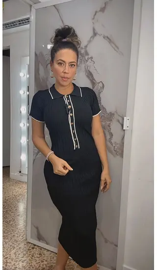 Vestido Midi Negro Ajustado Con Cuello Polo Y Detalles