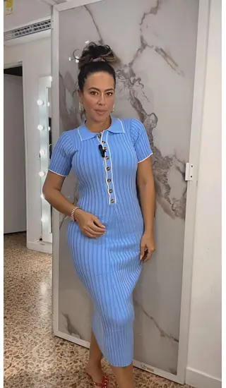 Vestido Midi Ajustado Azul Cielo Con Cuello Polo Y Botones
